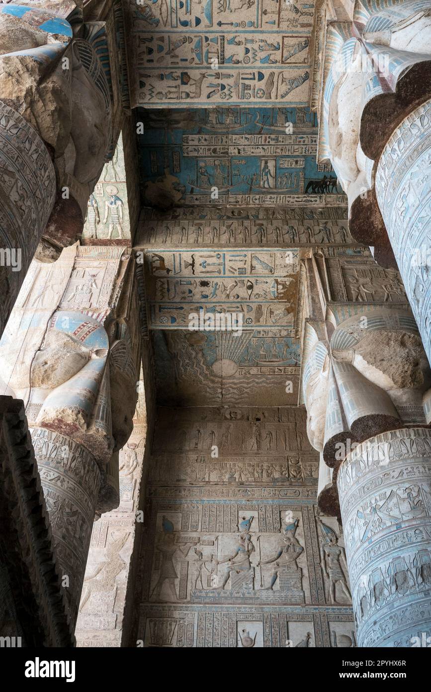 Peintures et sculptures complexes et magnifiques à l'intérieur du Temple de Hathor à Dendara Banque D'Images