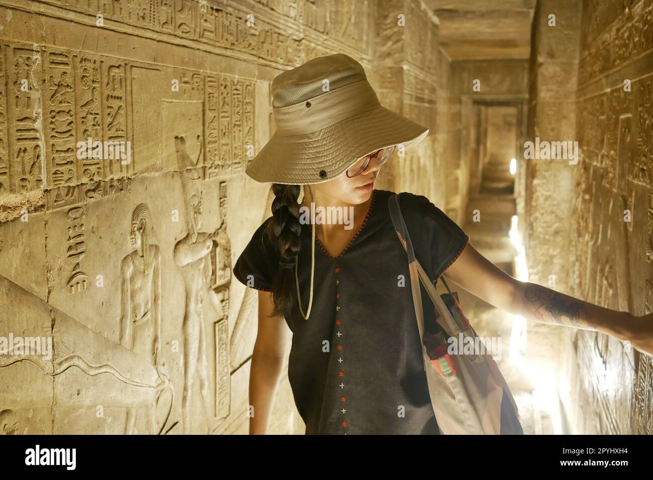 Une touriste chinoise explore le temple de la déesse Hathor à Dendara en Égypte Banque D'Images