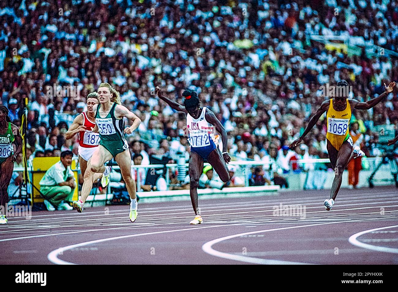 Gwen Torrence (USA) #1772, Irina Privalova (EUN) #550, Merlene Ottey (JAM) #1058 en demi-finale des 100 mètres féminins aux Jeux Olympiques d'été 1992. Banque D'Images