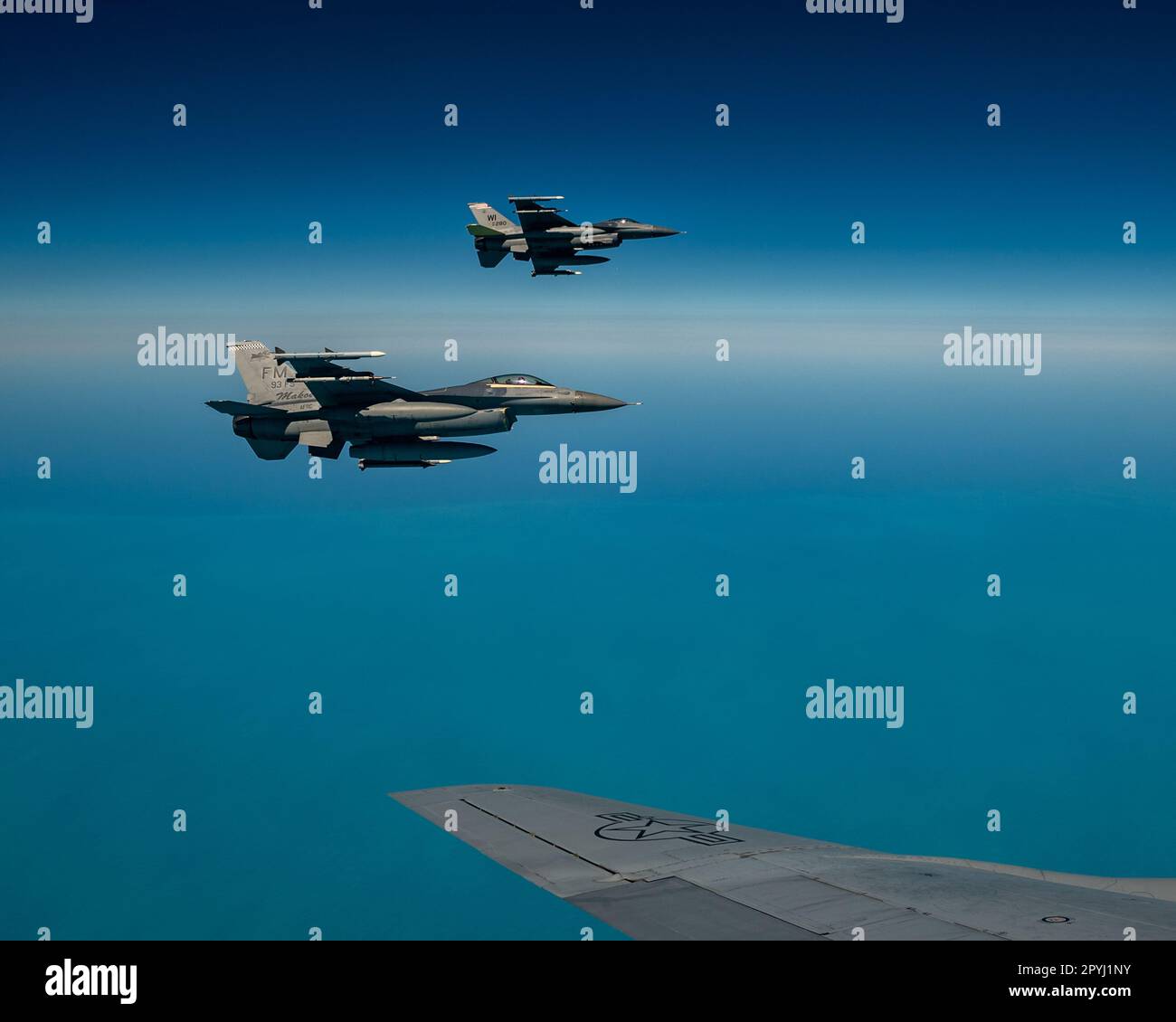Les F-16C Faucon de combat affectés à la base de réserve aérienne de Homestead, en Floride, volent le long d'un KC-135 Stratotanker affecté à l'escadre de ravitaillement en carburant aérien de 6th au-dessus du golfe du Mexique, au 1 mai 2023. Homestead ARB abrite la 482nd Fighter Wing, une unité entièrement prête pour le combat, capable de fournir des avions de chasse polyvalents F-16C, ainsi que des pilotes prêts pour la mission et du personnel de soutien, pour un déploiement à court terme dans le monde entier. (É.-U. Photo de la Force aérienne par Tech. Le sergent Alexander Cook) Banque D'Images