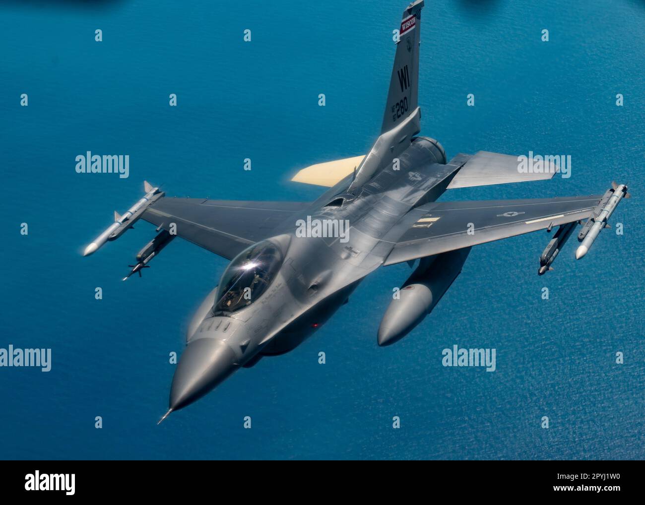 Un faucon F-16C affecté à la base de réserve aérienne de Homestead, en Floride, s'approche d'un KC-135 Stratotanker affecté à l'escadre de ravitaillement aérien de 6th pour le ravitaillement aérien au-dessus de l'océan Atlantique, au 1 mai 2023. Homestead ARB abrite la 482nd Fighter Wing, une unité entièrement prête pour le combat, capable de fournir des avions de chasse polyvalents F-16C, ainsi que des pilotes prêts pour la mission et du personnel de soutien, pour un déploiement à court terme dans le monde entier. (É.-U. Photo de la Force aérienne par Tech. Le sergent Alexander Cook) Banque D'Images
