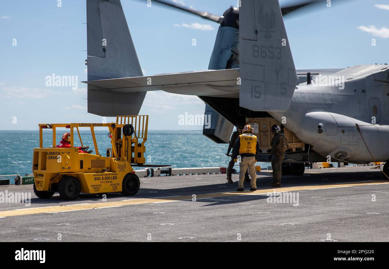 230501-N-XO158-1097 LES marins DE L'OCÉAN ATLANTIQUE (1 mai 2023) déchargent des fournitures d'un Osprey MV-22B, affecté aux « aigles d'or » de l'escadron marin de Tiltrotor moyen (VMM) 162, pendant les opérations de vol sur le pont de vol du navire d'assaut amphibie USS Wasp (LHD 1, 1 mai 2023. Wasp procède actuellement à des inspections et à des évaluations de la phase de base. (É.-U. Photo de la marine par le spécialiste des communications de masse 2nd classe Sydney Milligan) Banque D'Images