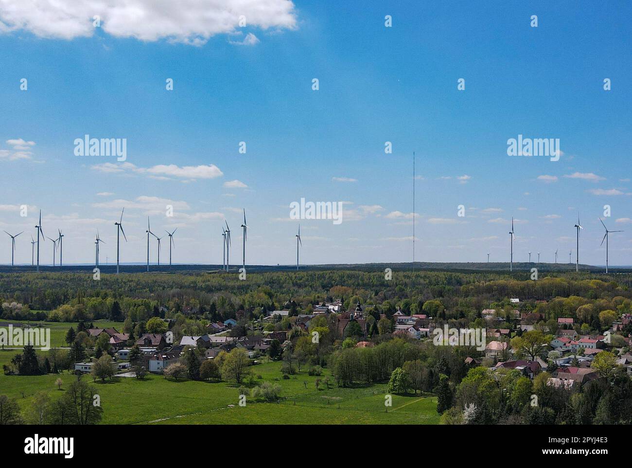 PRODUCTION - 03 mai 2023, Brandebourg, Klettwitz: Le mât de mesure du vent de 300 mètres de haut monte, entre de nombreuses éoliennes, sur le plateau de Klettwitz près de Schipkau (district d'Oberspreewald-Lausitz) dans le ciel (vue aérienne avec un drone). Le 04.05.2023, la mise en service du mât de mesure du vent le plus élevé au monde aura lieu. À une hauteur de 300 mètres, l'approvisionnement en vent sera systématiquement déterminé au cours des 12 prochains mois. Les résultats de ce projet serviront de base aux futures tours éoliennes à haute altitude. Ils viendront compléter les parcs éoliens existants. Le mât de mesure est bu Banque D'Images
