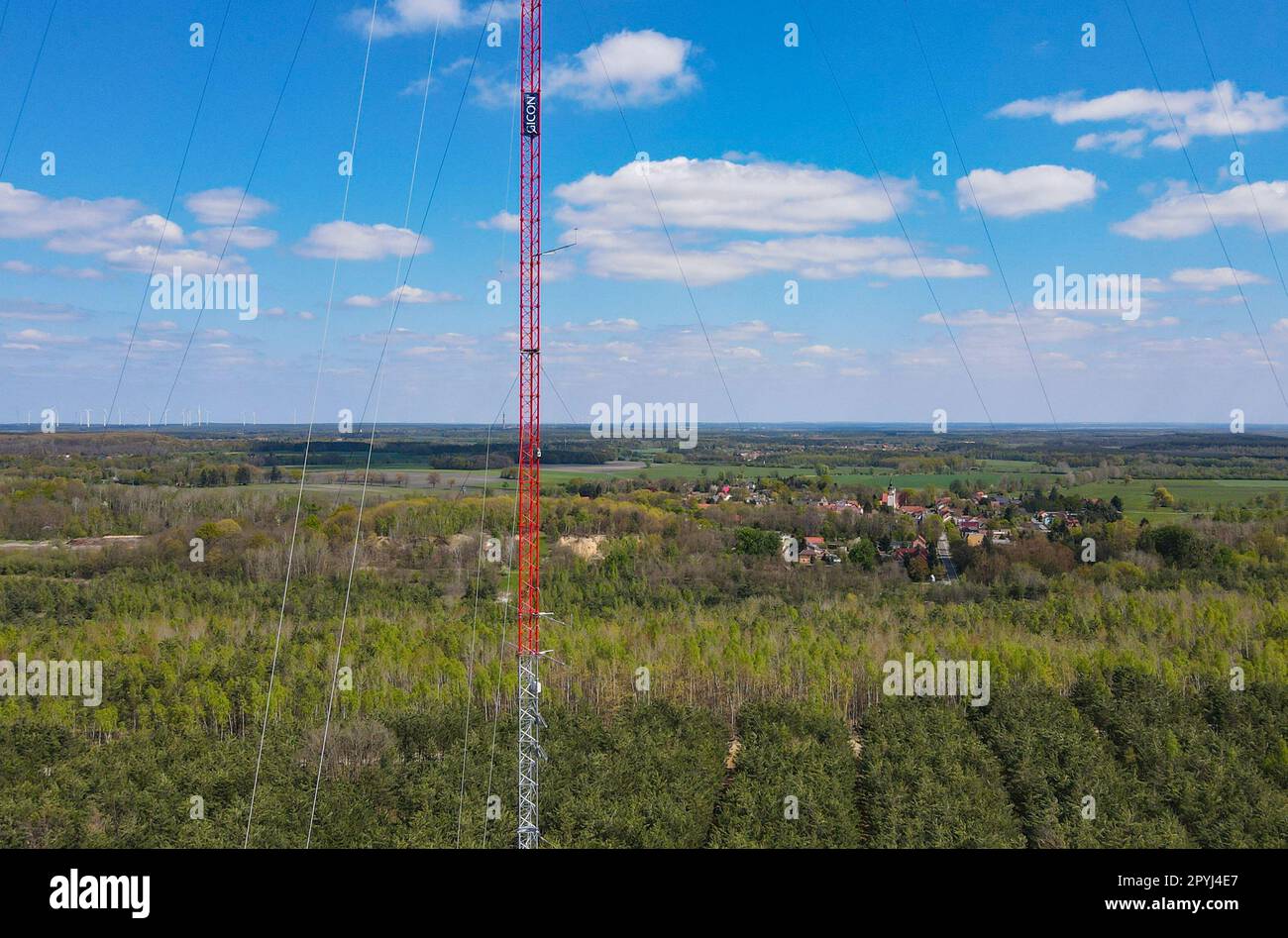 PRODUCTION - 03 mai 2023, Brandebourg, Klettwitz : le mât de mesure du vent de 300 mètres de haut s'élève dans le ciel sur le plateau de Klettwitz, près de Schipkau (district d'Oberspreewald-Lausitz) (photographie aérienne prise avec un drone). Le 04.05.2023, la mise en service du mât de mesure du vent le plus élevé au monde aura lieu. À une hauteur de 300 mètres, l'approvisionnement en vent sera systématiquement déterminé au cours des 12 prochains mois. Les résultats de ce projet serviront de base aux futures tours éoliennes à haute altitude. Ils viendront compléter les parcs éoliens existants. Le mât de mesure est en cours de construction par le groupe GICON Banque D'Images