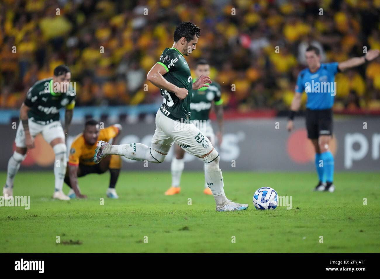 Raphael Veiga of Brazil's Palmeiras scores his side's opening goal from the penalty spot during a Copa Libertadores group C soccer match against Ecuador's Barcelona at Monumental Banco Pichincha stadium in Guayaquil, Ecuador, Wednesday, May 3, 2023. (AP Photo/Dolores Ochoa) Banque D'Images