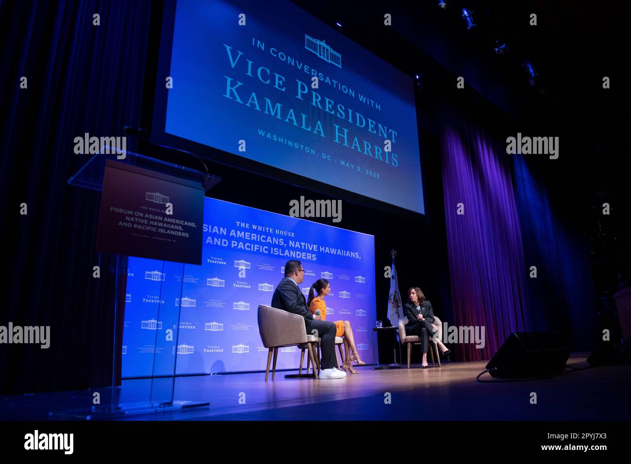 Washington, Vereinigte Staaten. 03rd mai 2023. Le vice-président des États-Unis, Kamala Harris, participe à une conversation modérée au Forum asiatique américain et autochtone hawaïen et des îles du Pacifique de la Maison Blanche à l'Université de Georgetown à Washington, DC, mercredi, 3 mai 2023. Crédit: Ken Cedeno/Pool via CNP/dpa/Alay Live News Banque D'Images