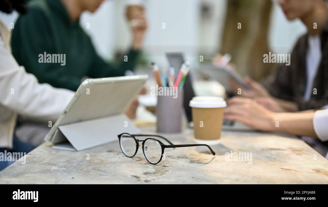 sélective concentrer une vue sur une table avec les étudiants de collège se préparant pour l'examen ou de travailler sur leur projet scolaire ensemble au parc. Banque D'Images