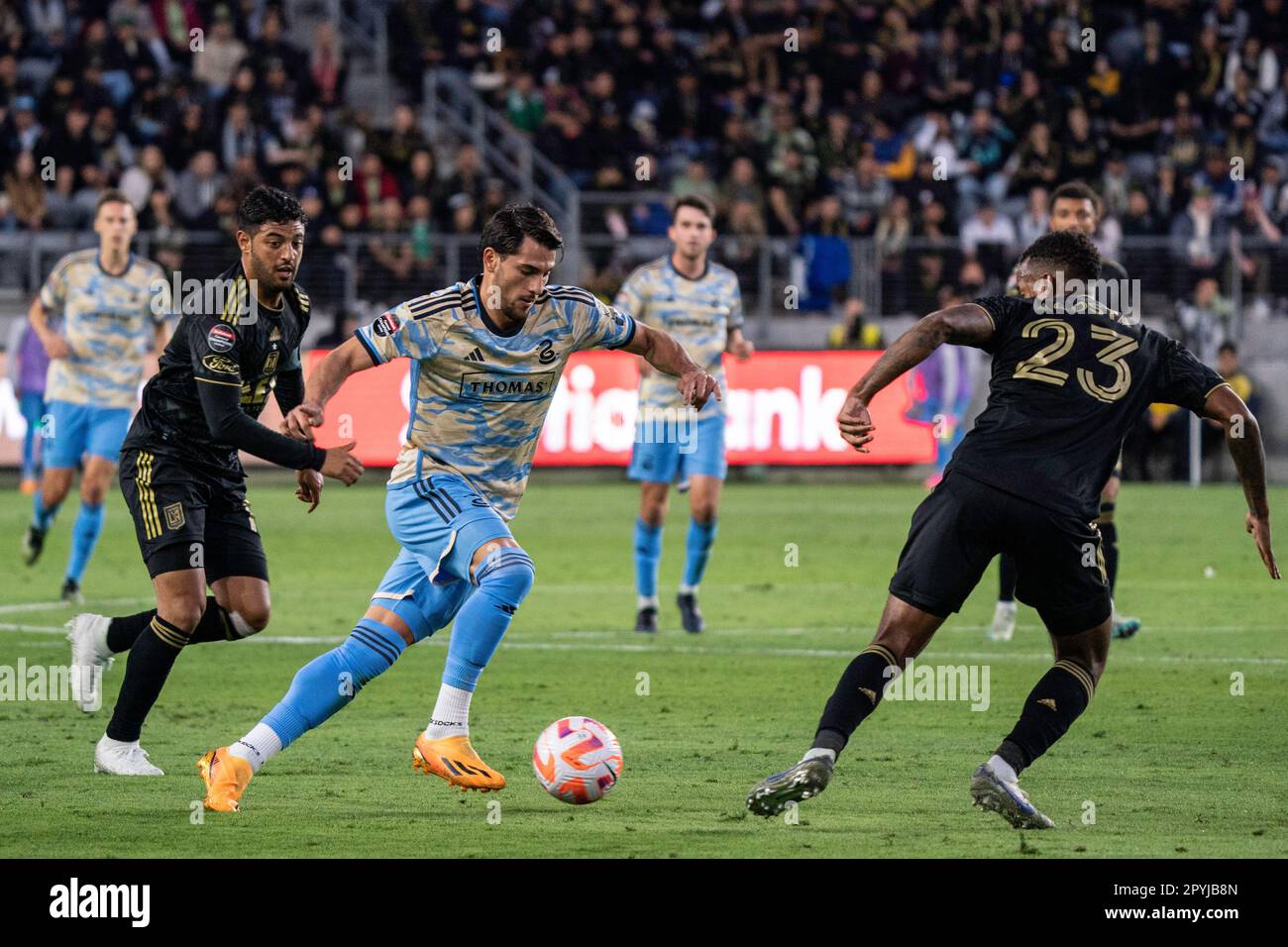 Le forward de l'Union de Philadelphie Julián Carranza (9) est défendu par le forward Carlos Vela (10) et le milieu de terrain Kellyn Acosta (23) au cours d'une CONCACAF Champi Banque D'Images