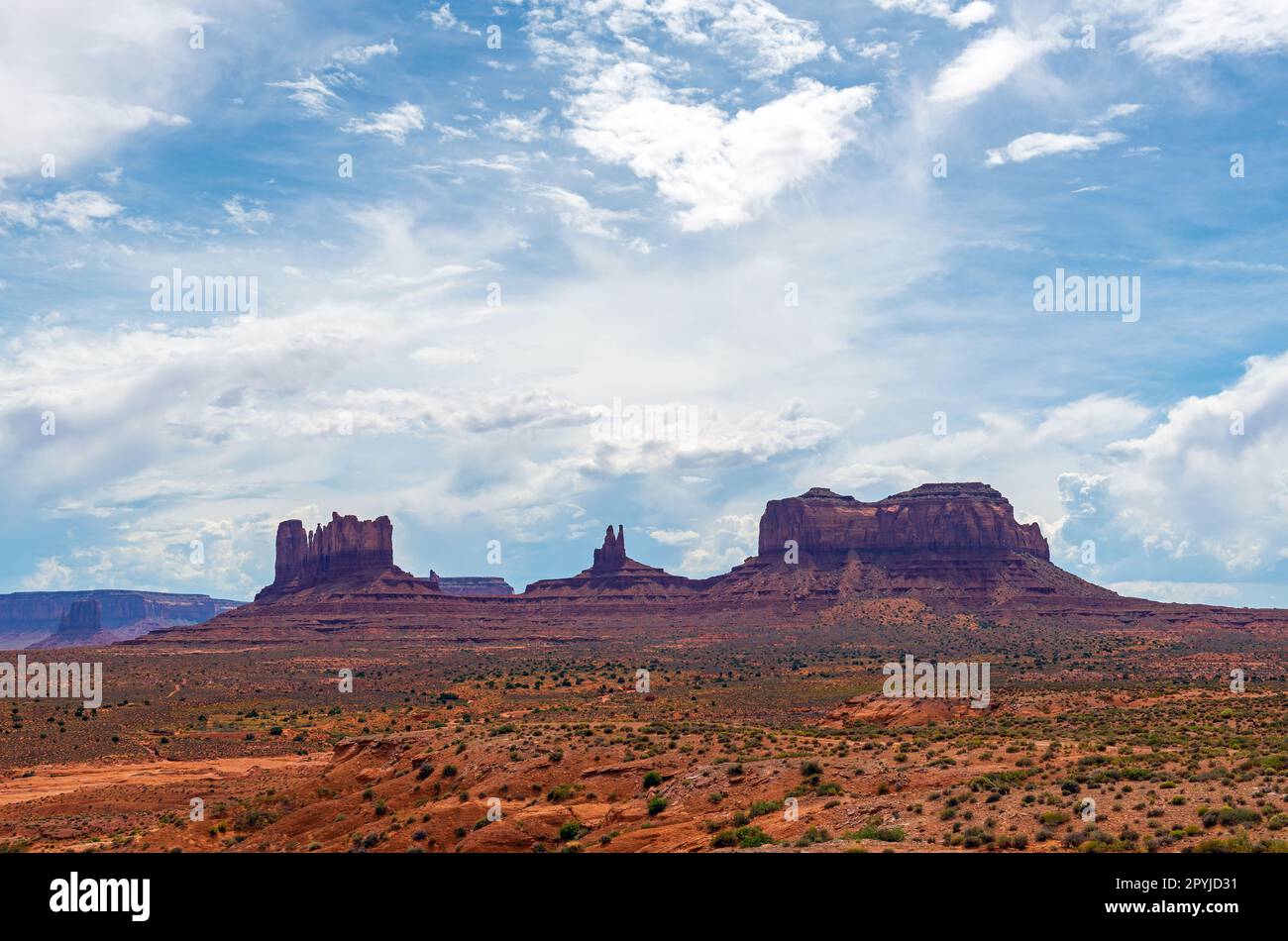 Buttes dans Monument Valley Navajo Tribal Park, Arizona et Utah, États-Unis. Banque D'Images