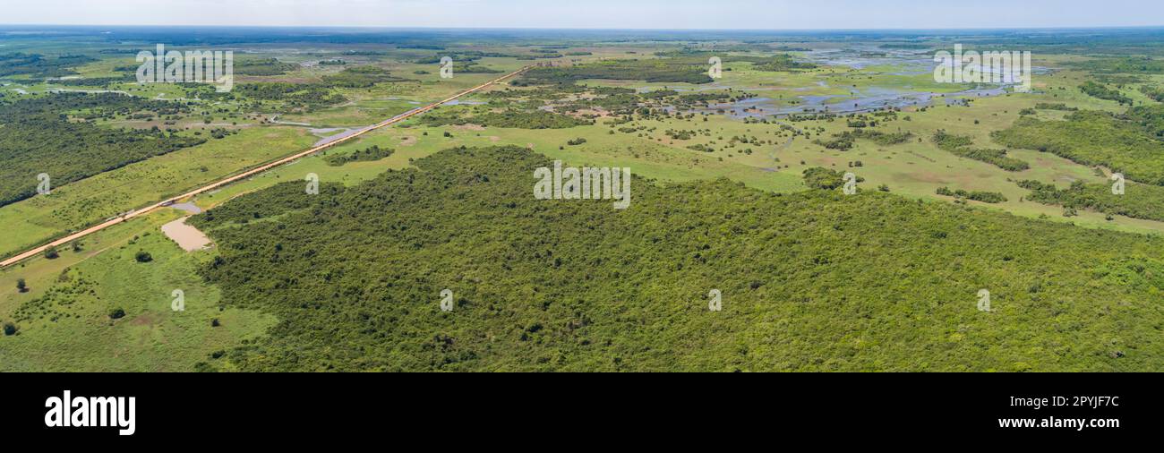 Panorama aérien des terres humides du Pantanal typique paysage avec lagons, forêt, prairies, rivière, champs et Transpantaneira route de terre, Mato Grosso, Brésil Banque D'Images