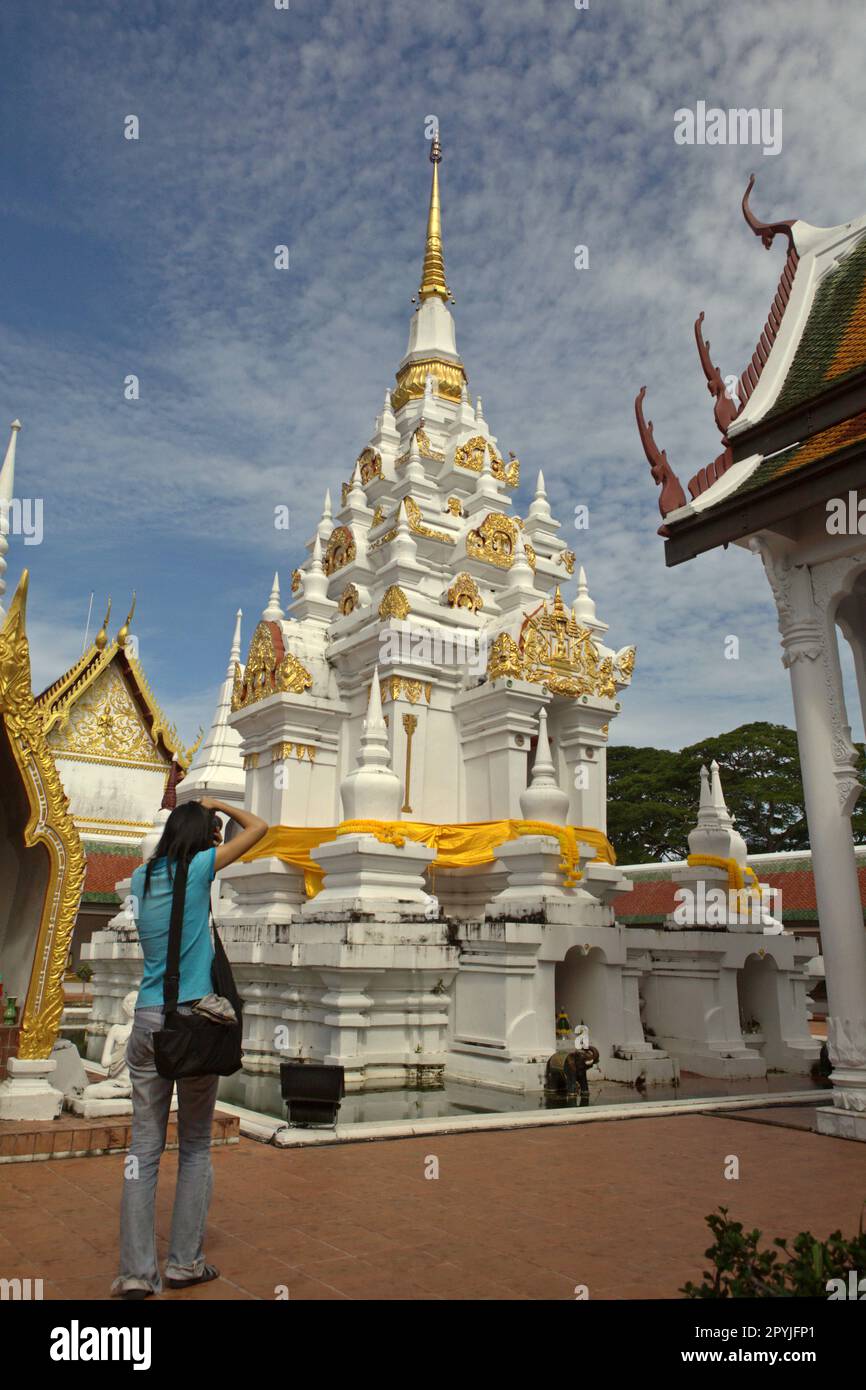 Un guide touristique prend une photo de Wat Phra Borommathat Chaiya, un ancien temple bouddhiste construit dans l'architecture de Srivijaya, qui est situé à Chaiya, Surat Thani, Thaïlande. Banque D'Images