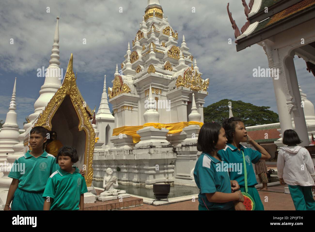 Les étudiants visitant Wat Phra Borommathat Chaiya, un ancien temple bouddhiste construit dans l'architecture de Srivijaya, qui est situé à Chaiya, Surat Thani, Thaïlande. Banque D'Images