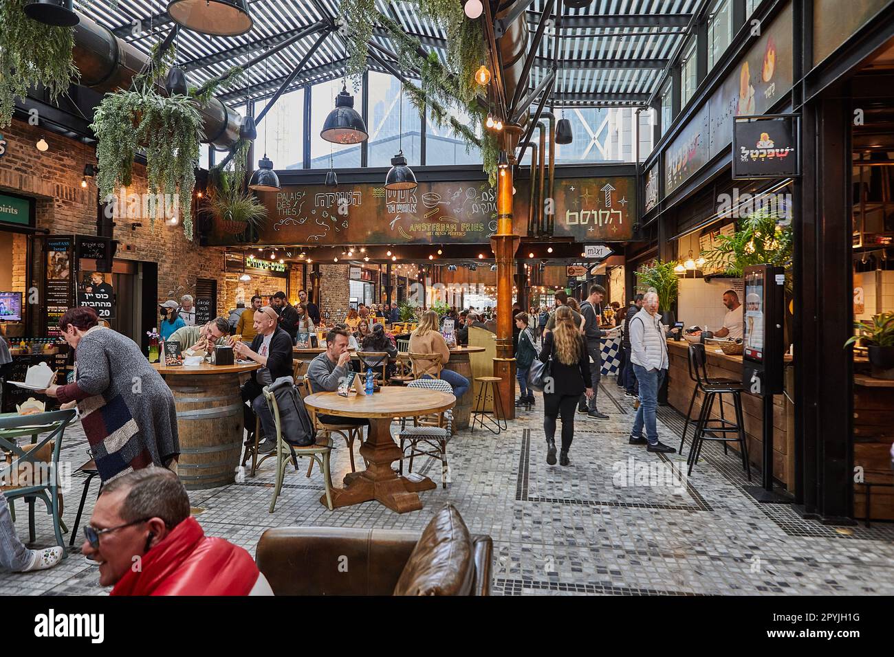 Tel Aviv, Israël - 22 février 2023 : magasins d'alimentation, restaurants, cafés et épiceries au marché de la Sarona biologique, marché alimentaire moderne à tel Aviv - JAF Banque D'Images