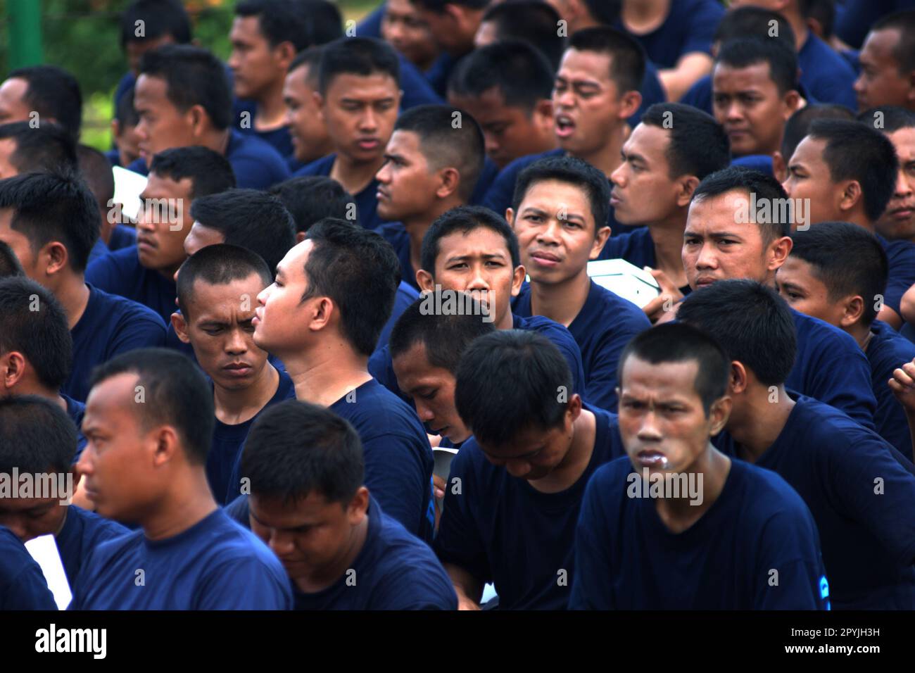 Des membres de l'équipe de lutte contre les incendies de Jakarta assistent à une préparation aux cérémonies et aux expositions pour célébrer la journée indonésienne de lutte contre les incendies et de sauvetage, commémorée chaque année le 1 mars, au Monument national du centre de Jakarta, Jakarta, Indonésie. Banque D'Images