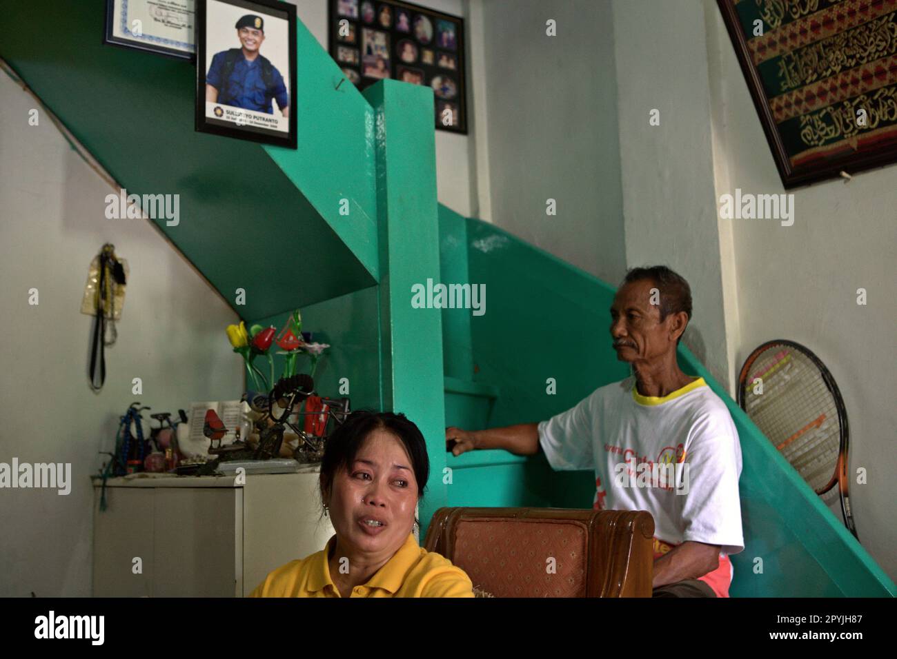 Titin Sunarsih raconte des histoires sur la carrière de son fils à l'équipe de lutte contre les incendies du centre de Jakarta alors qu'elle est assise devant son mari dans leur maison à Petojo, dans le centre de Jakarta, à Jakarta, en Indonésie. Sulistiyo Putranto, son fils, est décédé en tant que pompier. Selon les données de 2020 de l'unité de données ouverte de Jakarta, entre 2011 et 2020, il y a eu 164 cas de pompiers blessés lors de l'extinction d'un incendie dans la capitale indonésienne, soit en moyenne 16,4 blessures par an. La vie d'un pompier a été perdue au cours de la même période. Banque D'Images