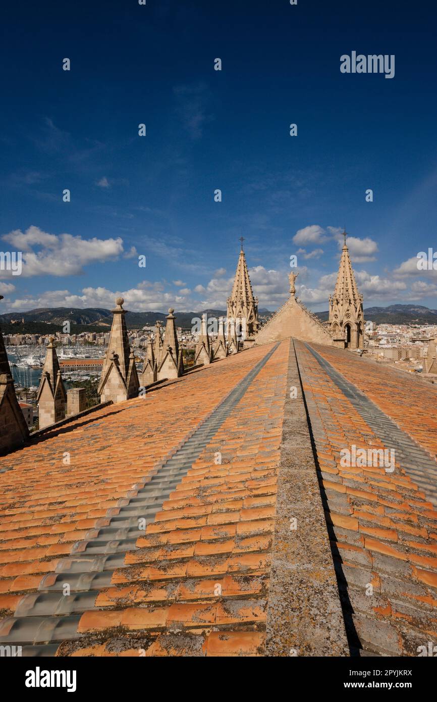 Pinaculos y imagen de la virgen Maria sobre la fachada principal, Catedral de Mallorca , siglo XIII, Monumento Histórico-artístico, Palma, majorque, Banque D'Images