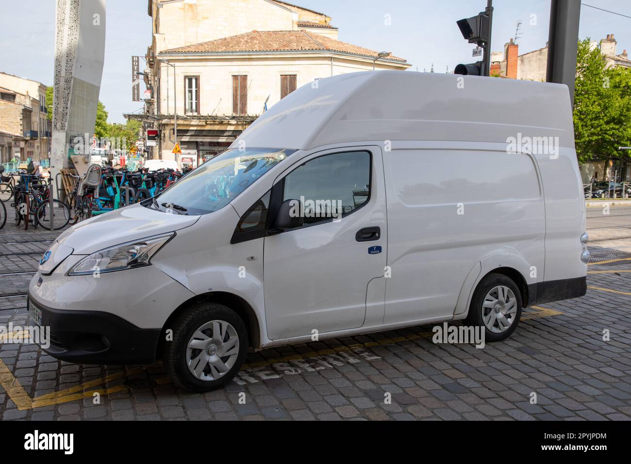 Bordeaux , Aquitaine France - 05 01 2023 : Nissan e-NV200 livraison fourgonnette électrique véhicule ev haut panneau blanc garé dans la rue Banque D'Images