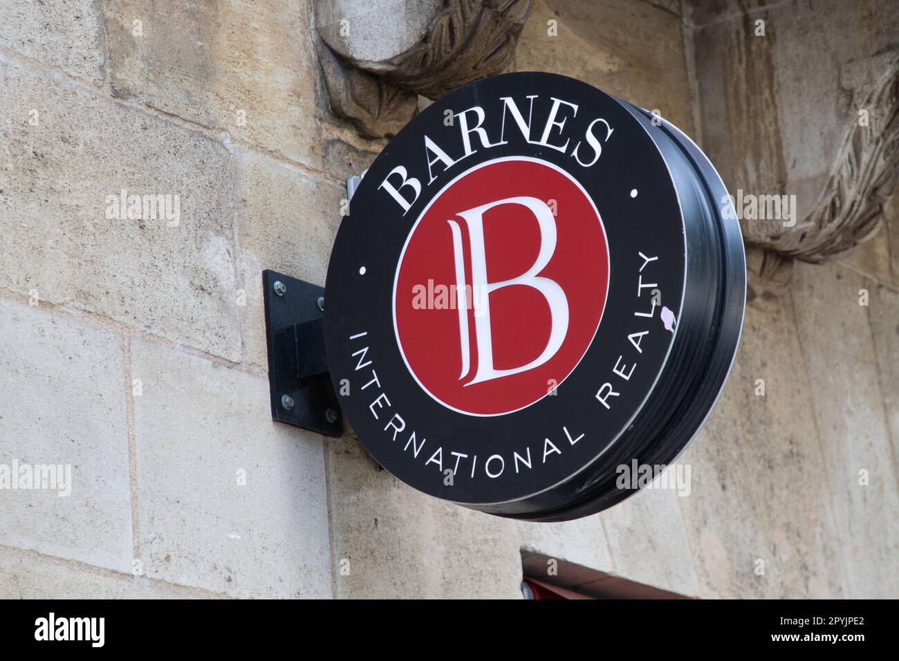 lyon , aura France - 05 01 2023 : TEXTE du logo BARNES et le mur de marque International consultant immobilier Realty global de luxe façade en Banque D'Images
