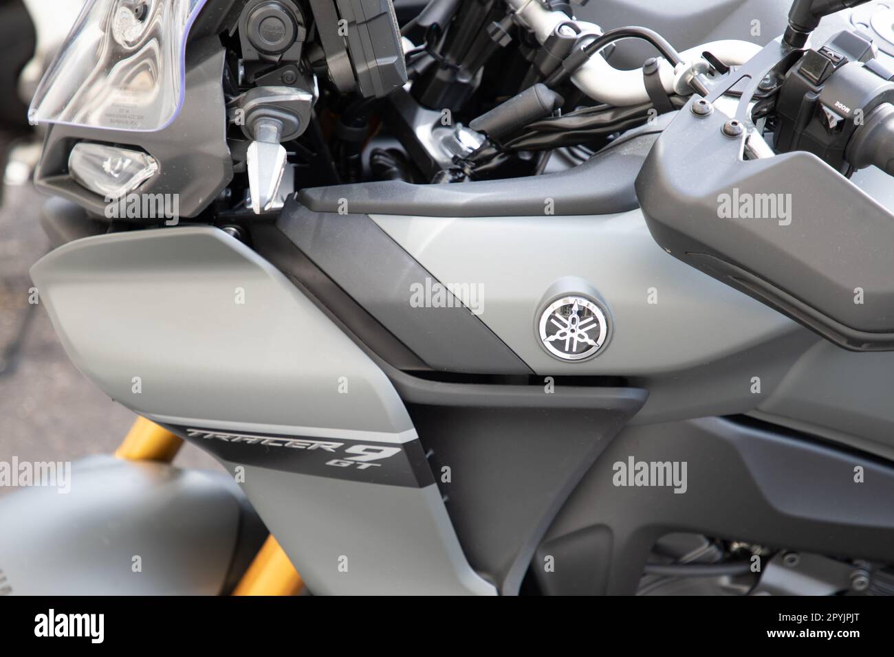Bordeaux , Aquitaine France - 05 01 2023 : yamaha MT09 traceur gt logo moto et texte de marque sur moto gris avec réservoir mt 09 900 Banque D'Images
