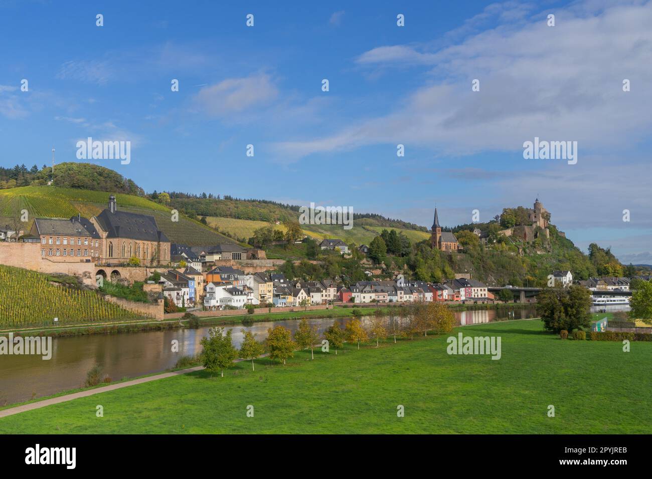 Vue sur la ville allemande Saarburg avec la rivière Saar et le vieux château en ruine Banque D'Images