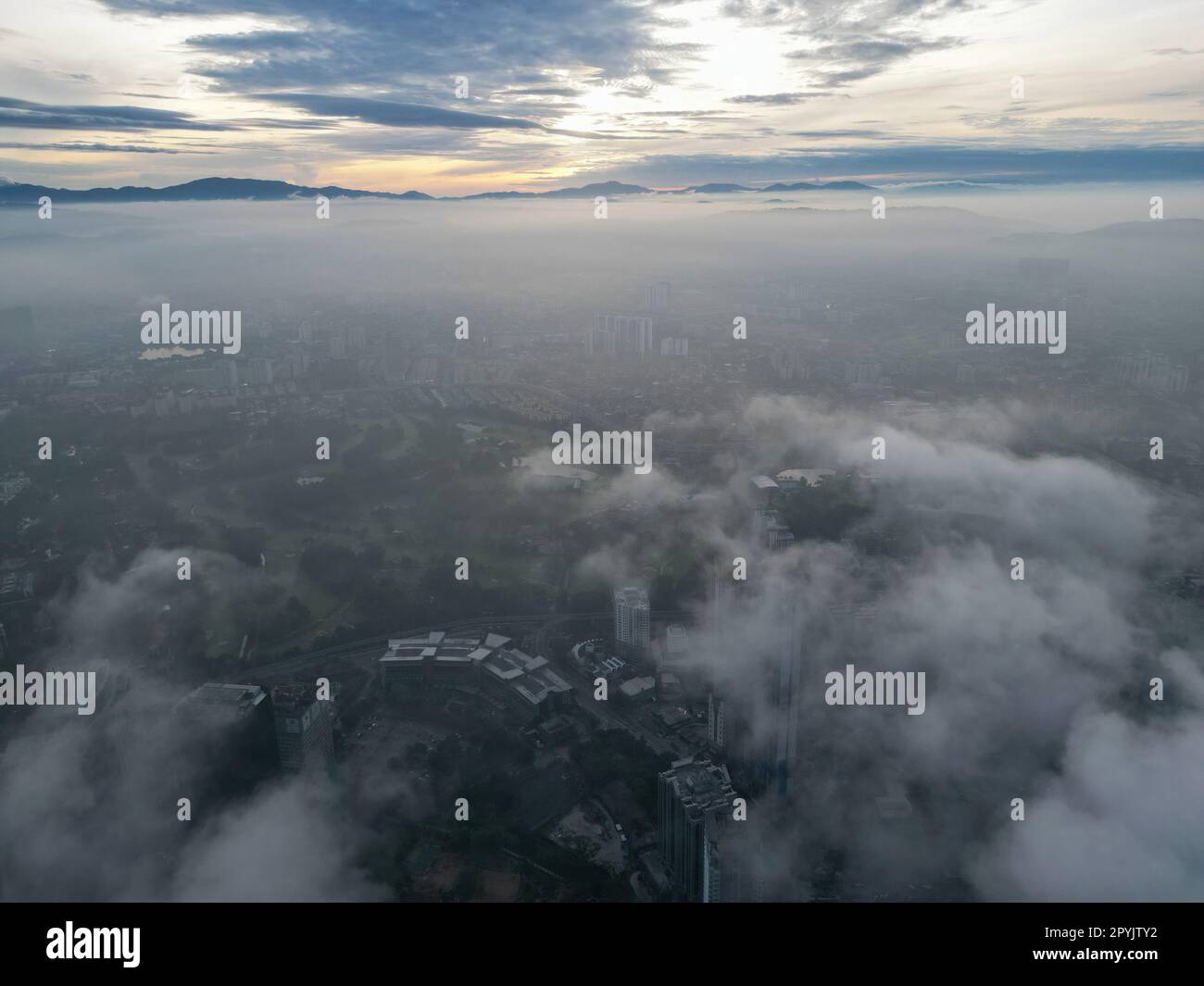 Vue aérienne Kuala Lumpur dans le brouillard matinal naturel Banque D'Images