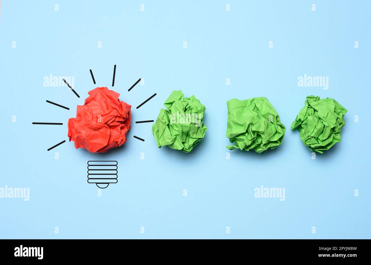 Le concept de l'inspiration avec de nouvelles idées, la recherche de solutions créatives, feuilles de papier froissés sous forme de boules sur fond bleu Banque D'Images