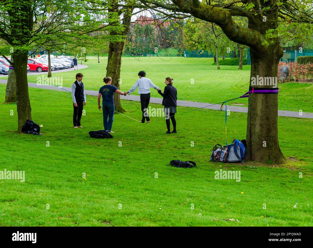 Jardins botaniques Belfast Irlande du Nord, 28 avril 2023 - les gens pratiquant la marche en corde raide dans les jardins botaniques du comté de Belfast Banque D'Images
