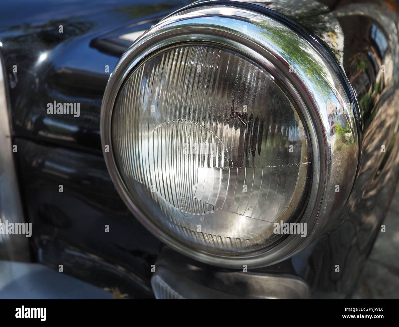 Vieux phare vintage d'une voiture Mercedes Benz, modèle ponton. Voiture rétro en bon état. Produit de l'industrie automobile allemande Banque D'Images