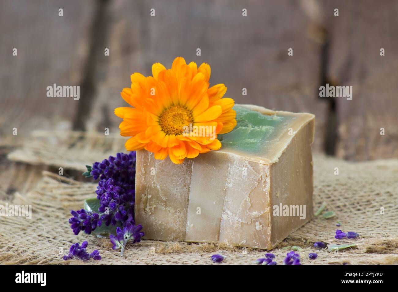 Savon naturel fait main avec calendula et lavande Banque D'Images