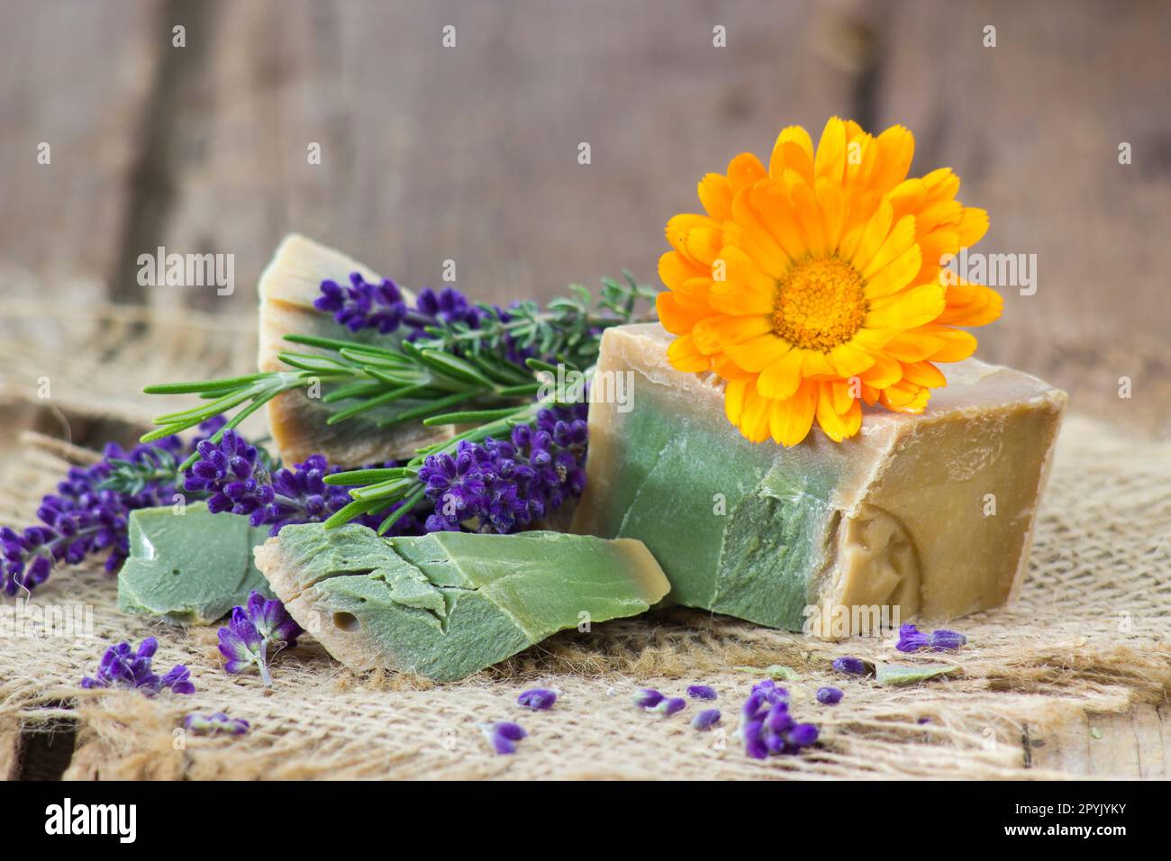 Savon naturel fait à la main avec calendula, lavande et herbes Banque D'Images