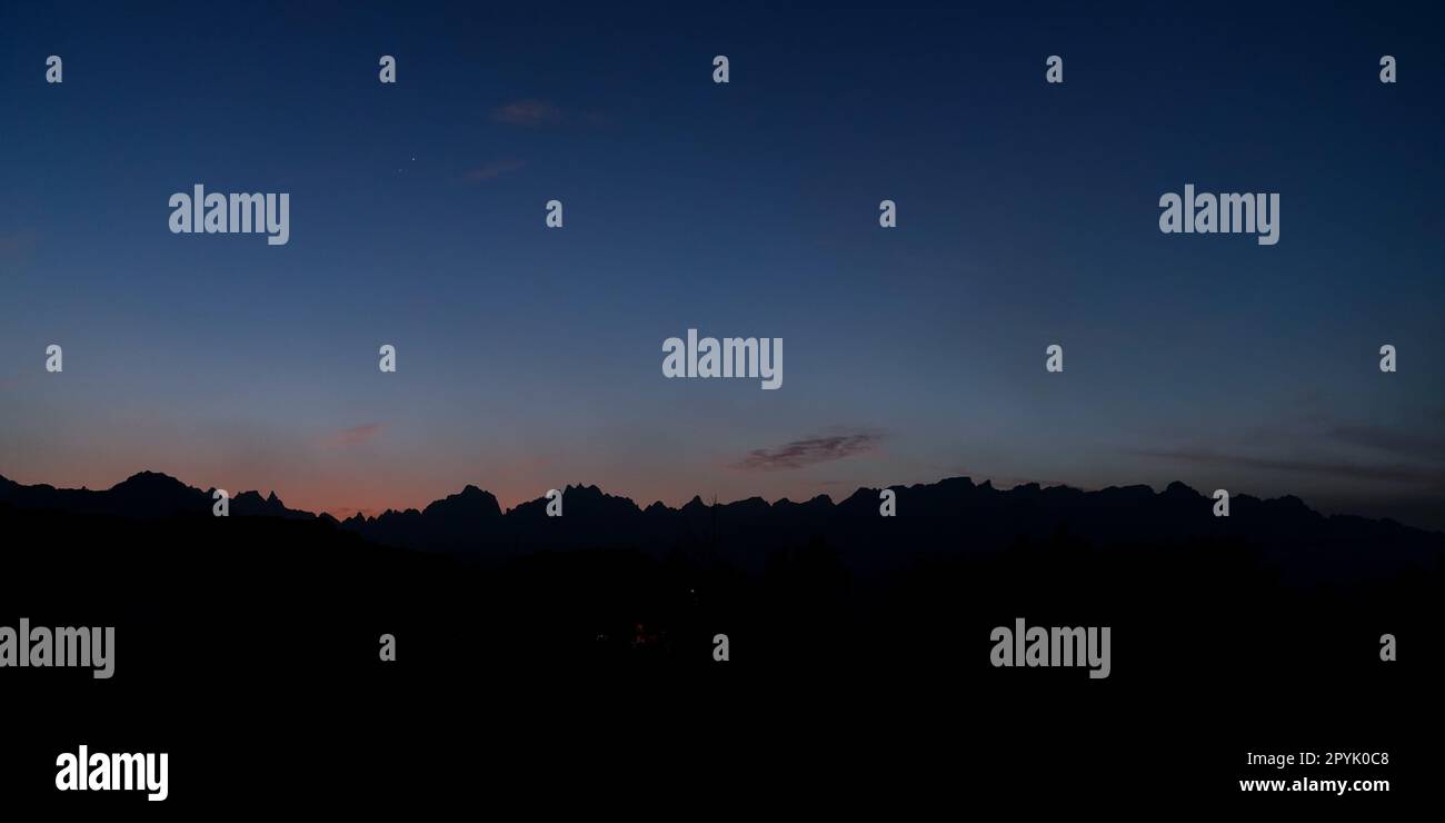 Silhouettes de montagnes désertiques basses avec ciel bleu juste après le coucher du soleil - Vénus et Jupiter visibles - paysage typique de soirée près de Yanbu, Arabie Saoudite Banque D'Images