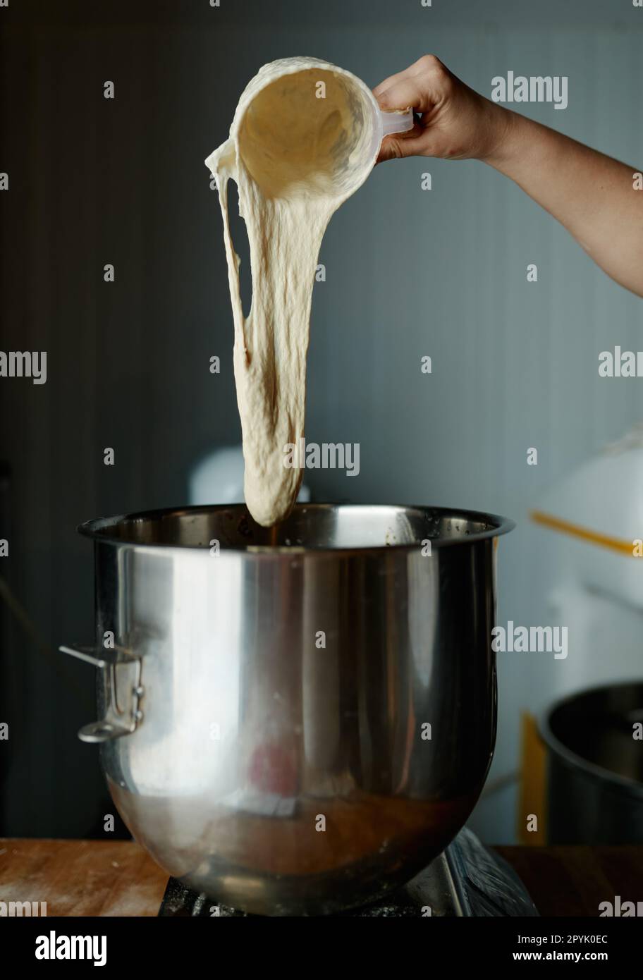 Gros plan de la pâte à pain pesant à l'échelle professionnelle dans un magasin de boulangerie Banque D'Images
