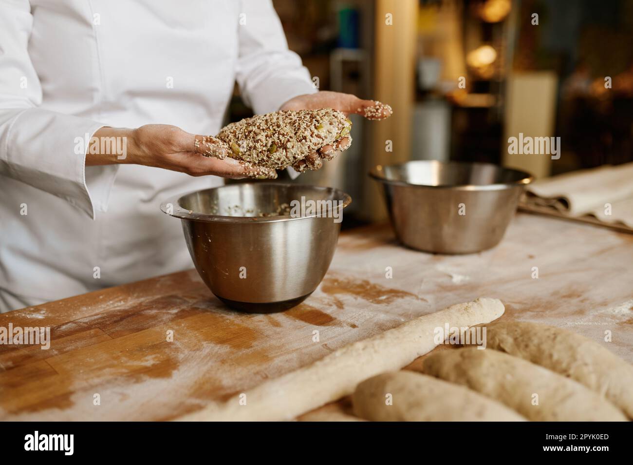 Pain ou bagels façant du boulanger avec des graines de sésame, de pavot, de citrouille et de tournesol Banque D'Images