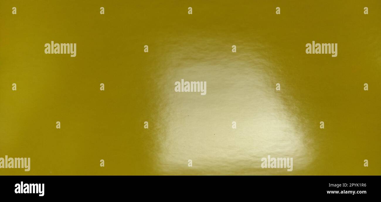 Joli fond jaune. Une feuille de papier brillant gros plan. Couleurs pures et amusantes. Nuance brillante de jaune, proche de l'obscurité avec brillance. Réflexion de la lumière Banque D'Images