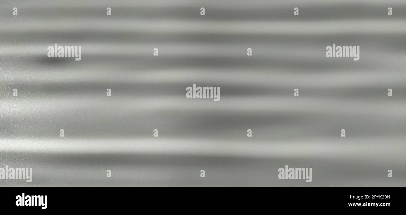 arrière-plan gris à rayures horizontales floues. Jeu de lumière et d'ombre. Faisceaux lumineux. Nuances de gris et d'argent avec points blancs et étoiles brillantes. Banque D'Images