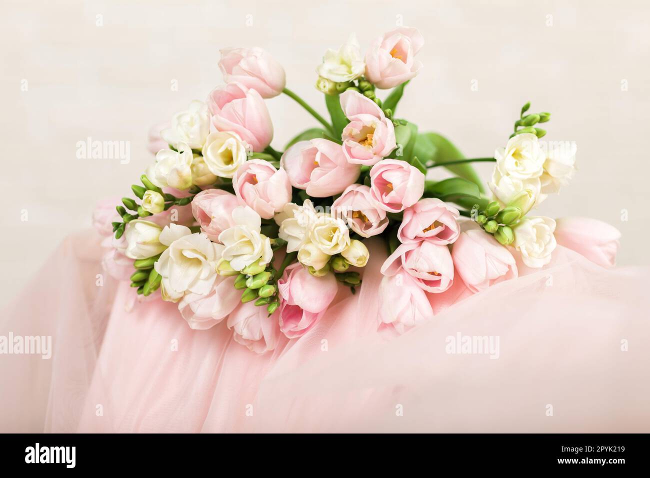 le mariage beau bouquet de tulipes roses Banque D'Images