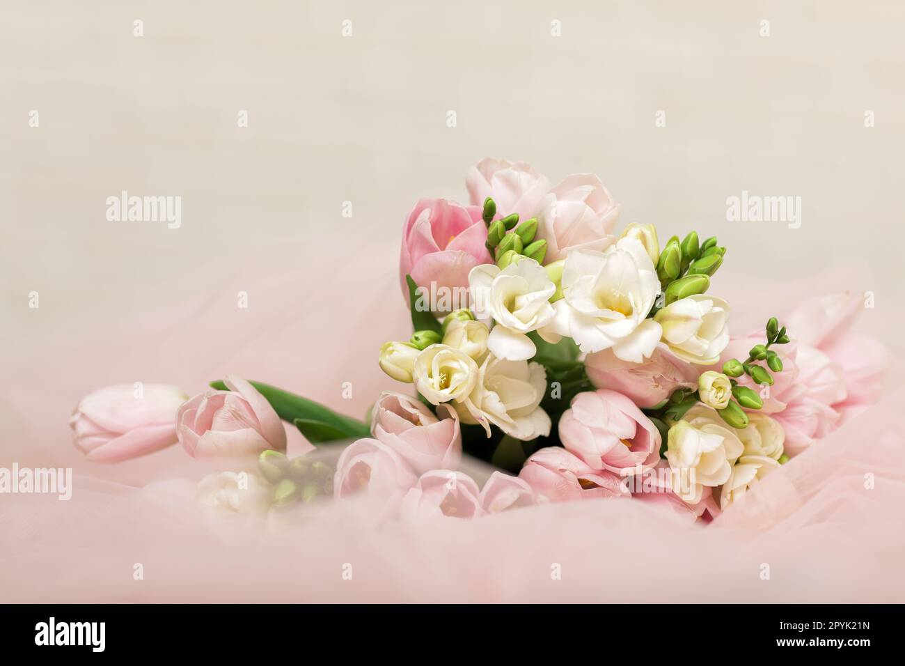le mariage beau bouquet de tulipes roses Banque D'Images