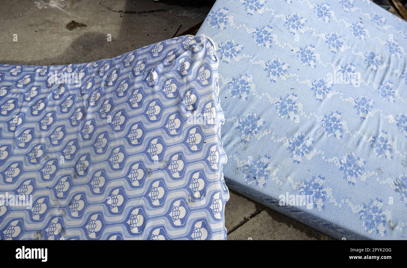 Matelas dans les poubelles Banque D'Images