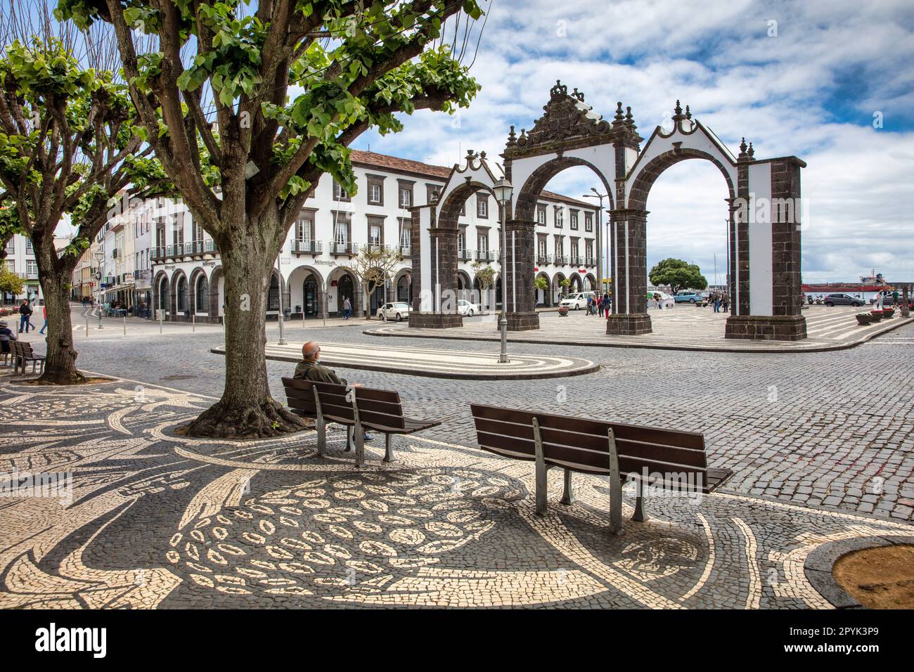 Portugal, Açores, île de Sao Miguel, Ponta Delgada. Eglise Igreja Matriz de Sao Sebastiao et porte de la ville Portas da Cidade. Banque D'Images