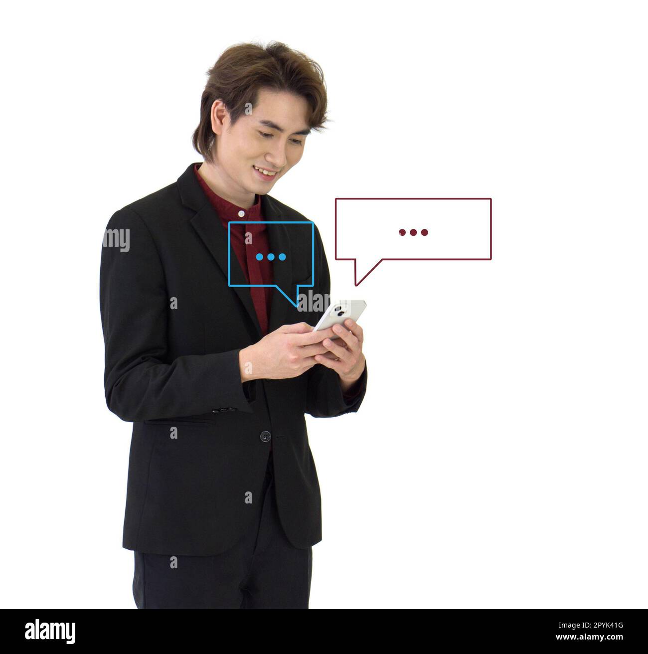Jeune homme d'affaires asiatique en costume noir à l'aide de smartphone tapant chat en direct. Concepts de réseau social, conversation de chat dans les icônes de boîte de chat pop-up. Concept de technologie de marketing des médias sociaux. Banque D'Images