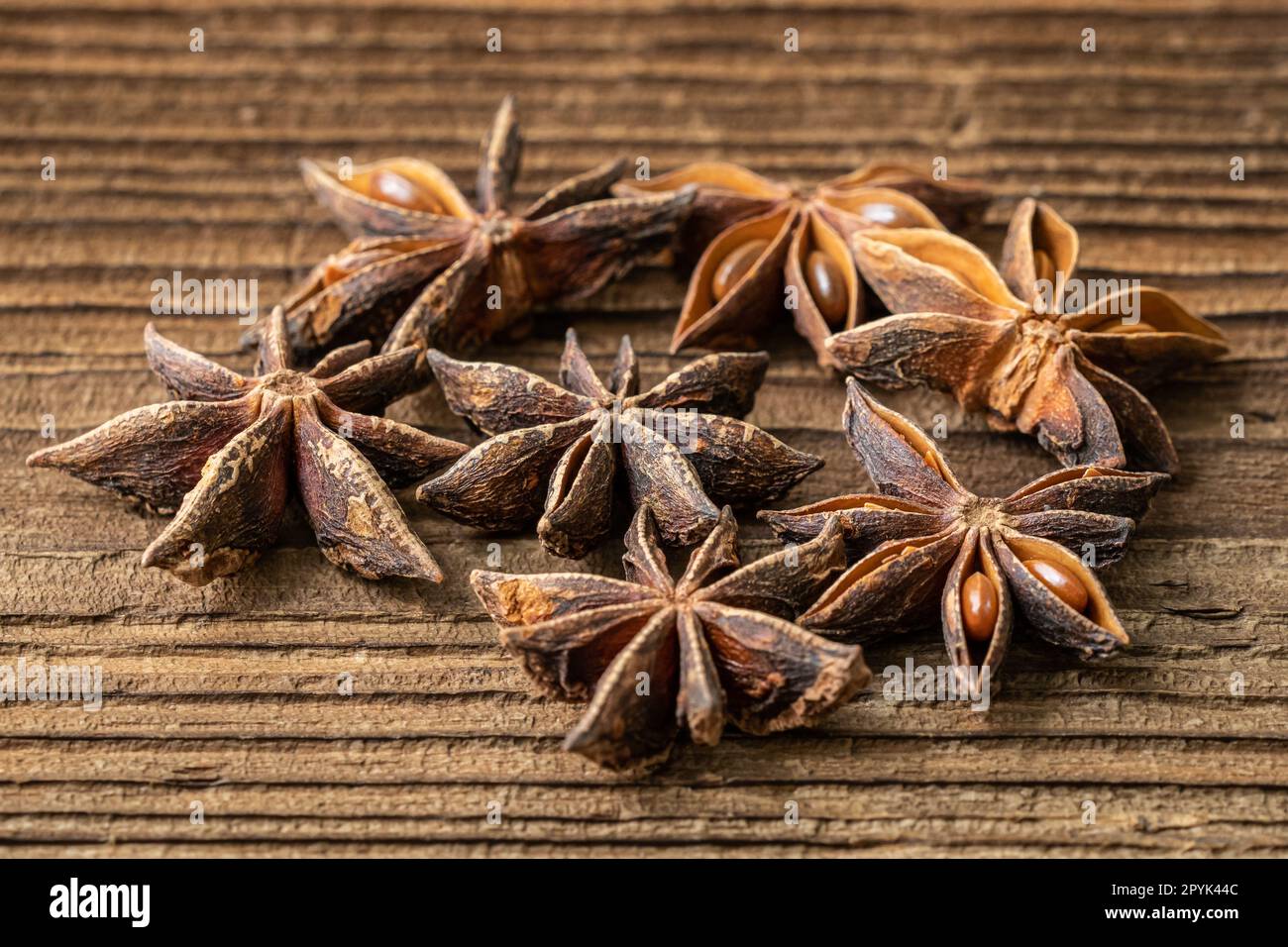 Épice séchée d'anis étoilé sur un panneau en bois d'époque Banque D'Images