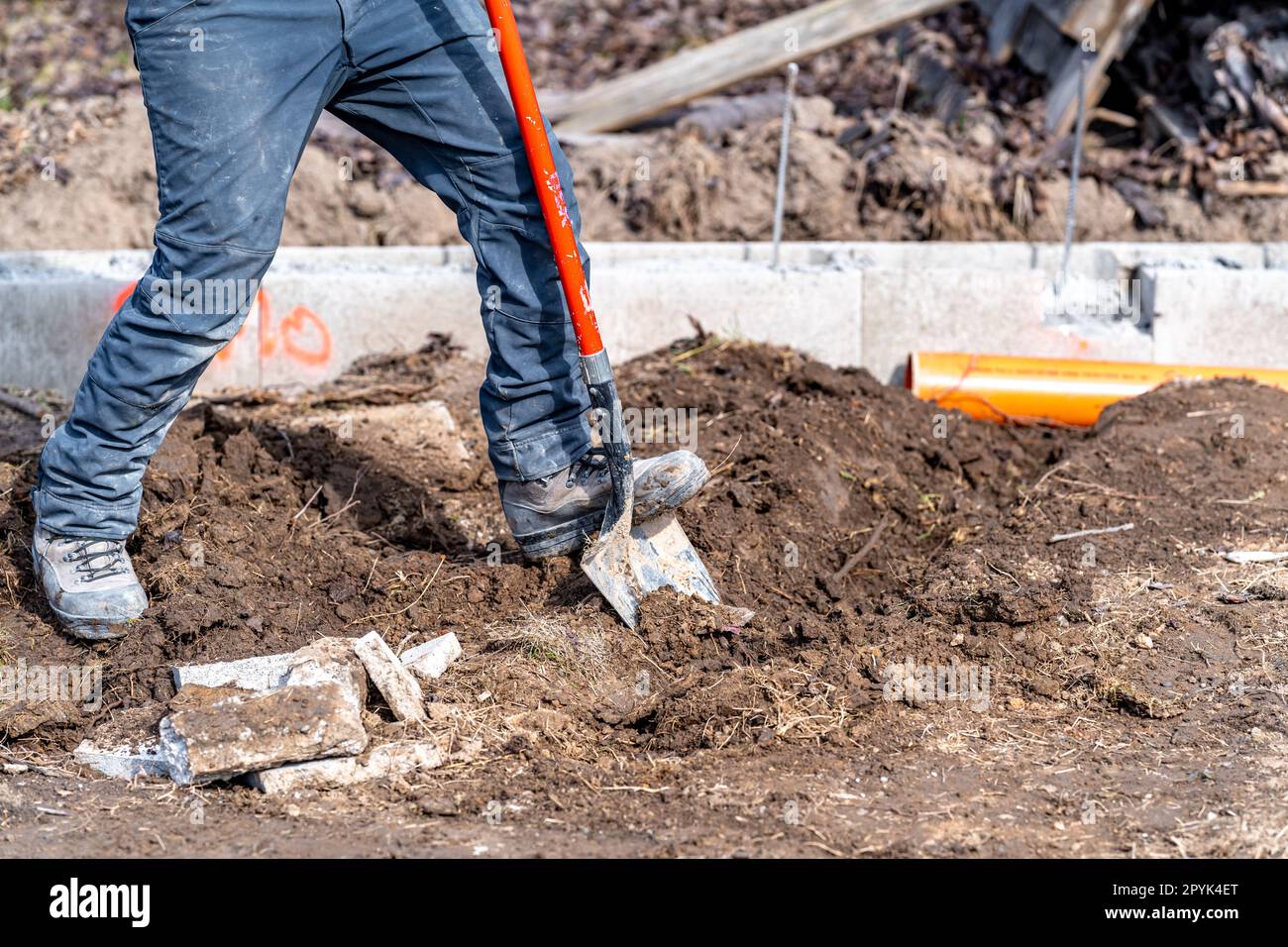 creuser dans le sol pour les tuyaux en plastique pour l'eau et les déchets. Banque D'Images