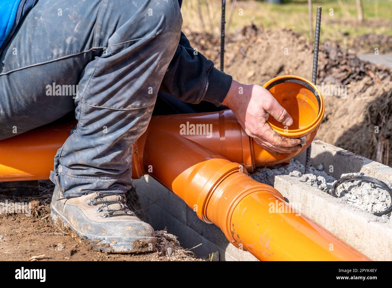 installation d'un tuyau en plastique d'égout pendant la construction d'une maison Banque D'Images