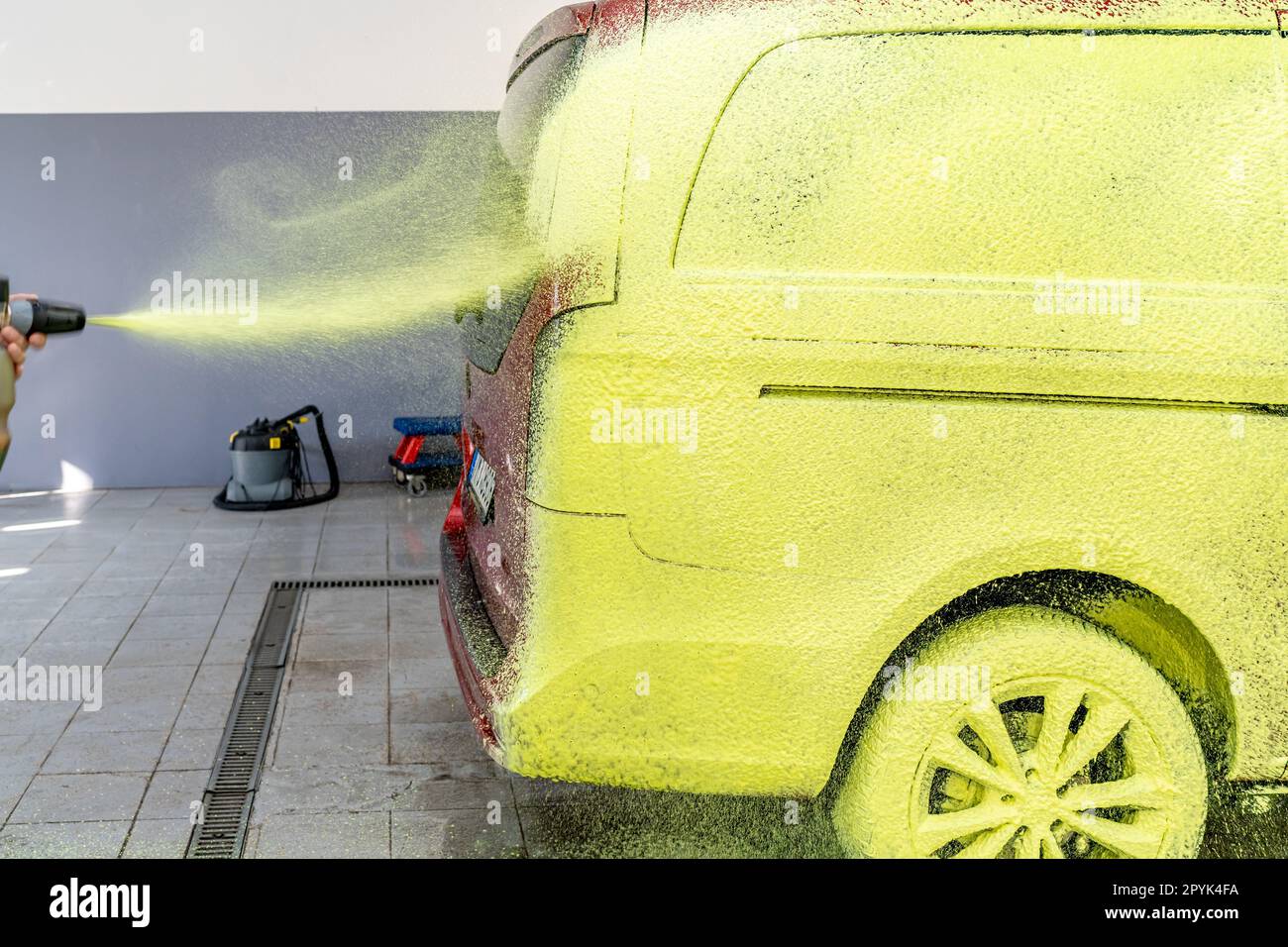 laver les voitures avec de la mousse active verte dans le garage Banque D'Images