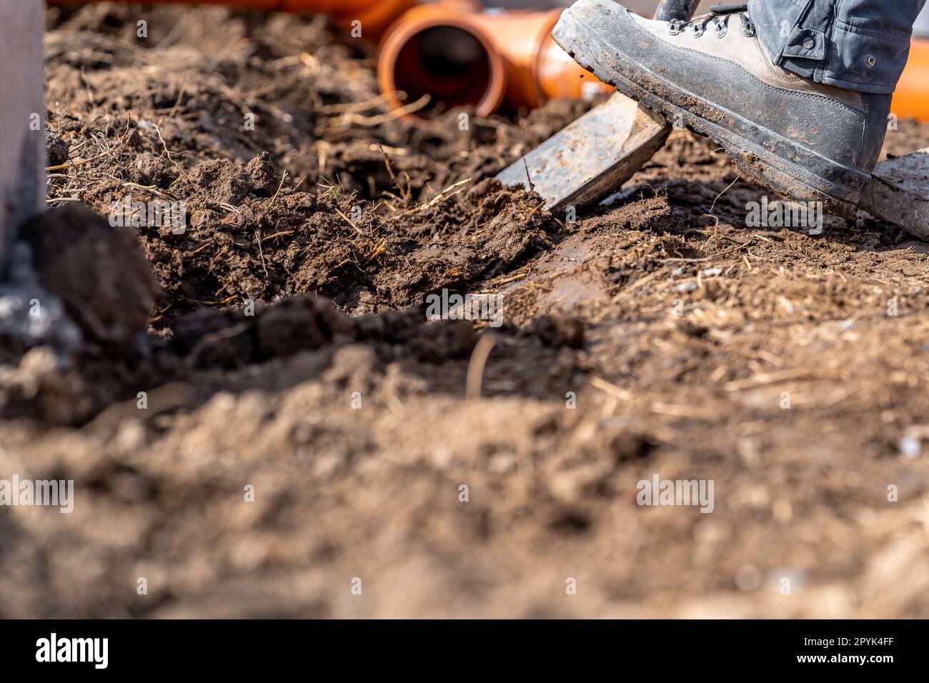 creuser dans le sol pour les tuyaux en plastique pour l'eau et les déchets. Banque D'Images