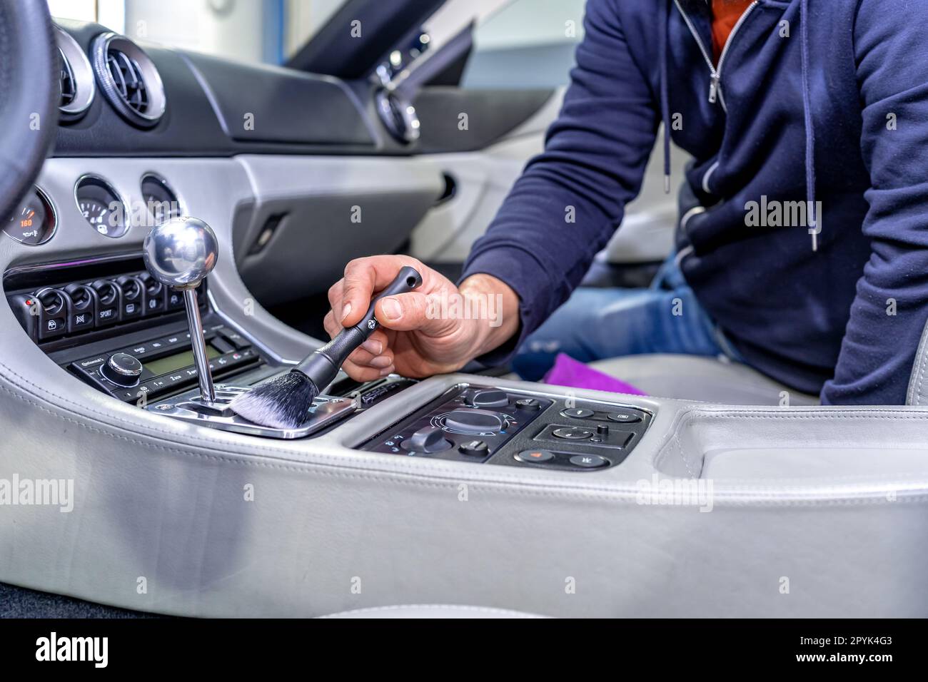 nettoyage de l'intérieur d'une voiture de luxe à l'aide d'une brosse Banque D'Images