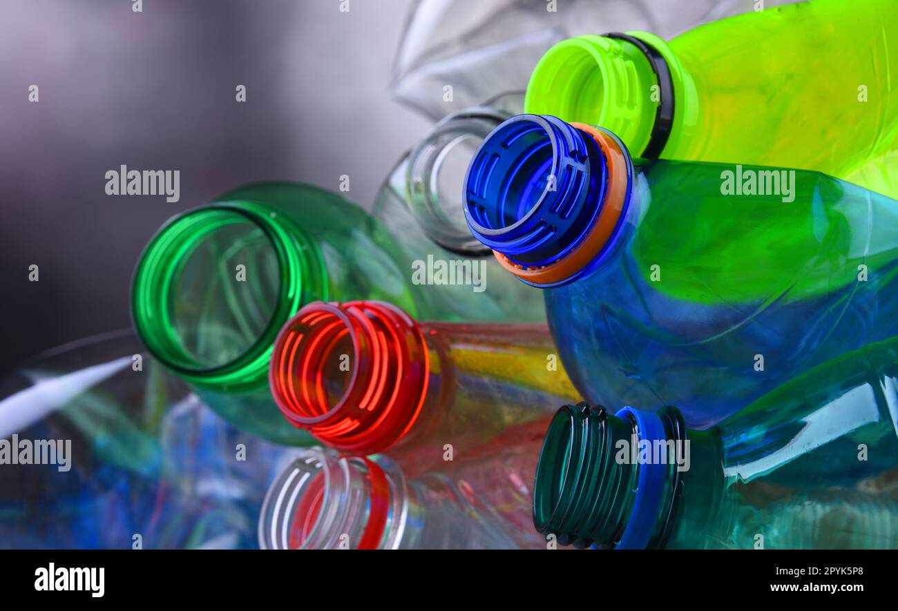 Les Bouteilles Bleues En Plastique Pour Eau Fine Ligne Définie Vector