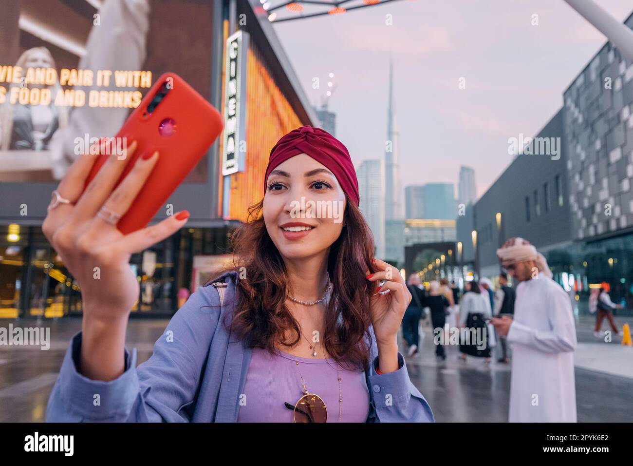 17 janvier 2023, Dubaï, Émirats Arabes Unis: Une jeune fille heureuse de touristes prenant des photos de selfie pour son blog de voyage, dans le quartier de Dubai City Walk sur fond de Burj K Banque D'Images