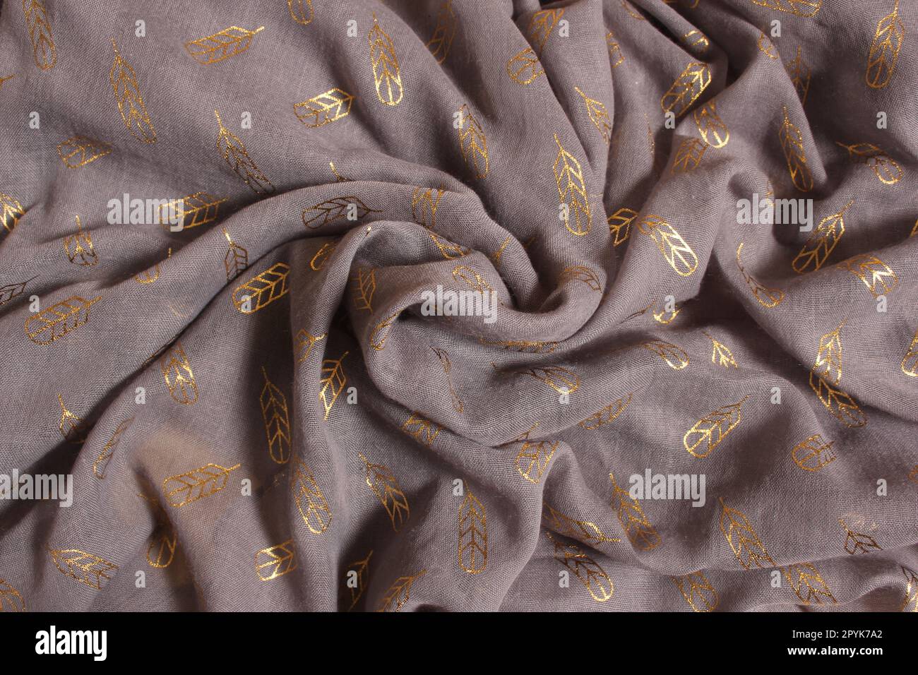 Pile de tissu en mousseline gris et or vue aérienne Banque D'Images