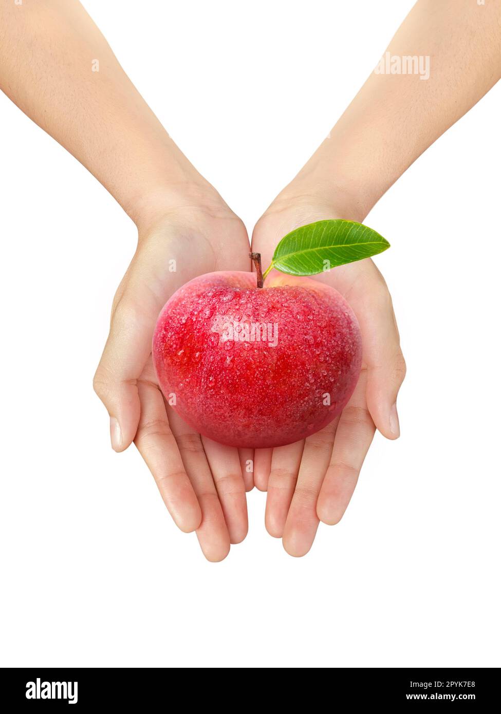 Belle main de femme tenant une pomme fraîche sur un fond blanc isolé Banque D'Images